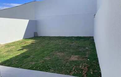 Imagem 7: Casa com ampla sobra de terreno na frente e fundos