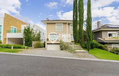 Imagem 2: Casa com 4 quartos à venda em condomínio fechado com 441 m2 ao lado do parque Tingui em Cu