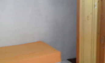 Imagem: Quarto mobiliado para moças ao lado do