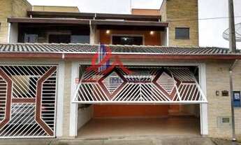 Imagem: Casa com 3 Quartos e 4 banheiros à Venda