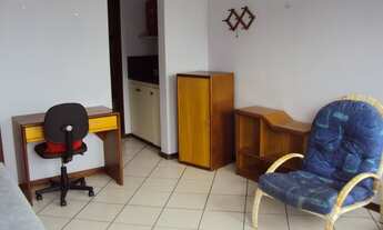 Imagem 6: Sala mobiliada, maca, ventilador de teto, ar-condicionado e sala de espera