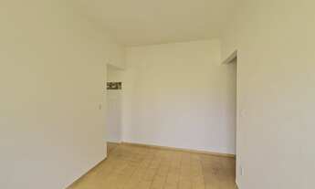 Imagem 7: Imóvel para venda tem 300 metros quadrados, com edícula no fundo que possui habite-se