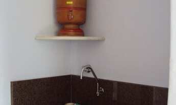 Imagem 7: Sala mobiliada, maca, ventilador de teto, ar-condicionado e sala de espera