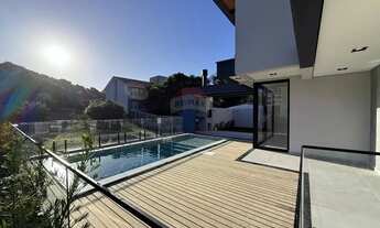 Imagem 2: Oportunidade: Casa com 4 suítes amplas a 100m do mar nos Ingleses