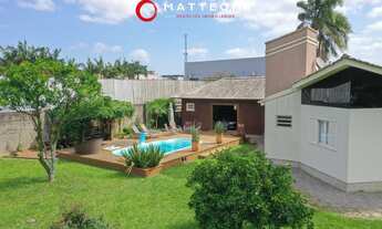 Imagem: Casa com amplo terreno e área de lazer