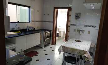 Imagem 7: Lindo sobrado em rua com guarita