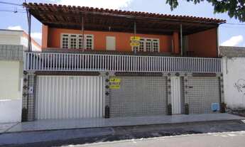 Imagem 1: Excelente casa duplex, varanda bem ampla, vagas de garagens para uns 04 carros, 03 suítes