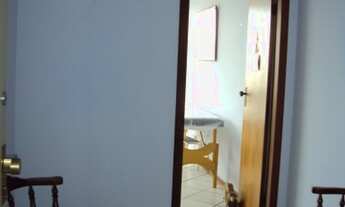 Imagem 3: Sala mobiliada, maca, ventilador de teto, ar-condicionado e sala de espera