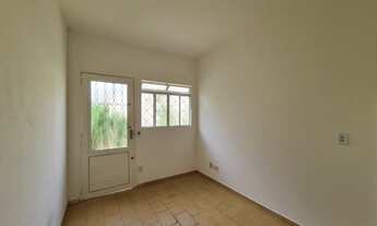 Imagem 5: Imóvel para venda tem 300 metros quadrados, com edícula no fundo que possui habite-se