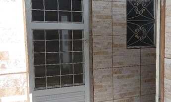 Imagem 2: Casa com boa área em bairro tranquilo