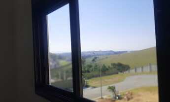 Imagem 6: Casa com 386m² de área construída em terreno de 472m². São 04 suítes, piscina, área gourme