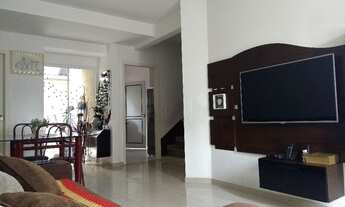 Imagem 2: Sobrado para venda tem 154 metros quadrados com 3 quartos em Novo Mundo - Curitiba - PR