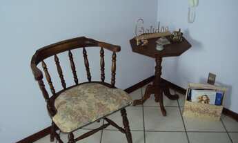 Imagem 4: Sala mobiliada, maca, ventilador de teto, ar-condicionado e sala de espera