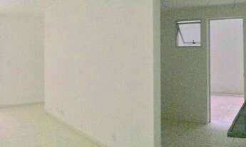 Imagem 2: Apartamento 2 quartos. Térreo com 2 área externas e garagem numerada. Prédio com praça int