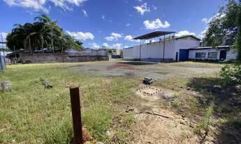 Imagem: Terreno grande com pavilhão, muito perto