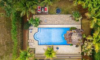 Imagem 2: Se você acha o pé-direito triplo um exagero, olha a piscina