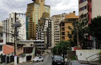 Imagem 2: Casa para venda possui 383 metros quadrados com 6 quartos em Centro - Florianópolis - SC