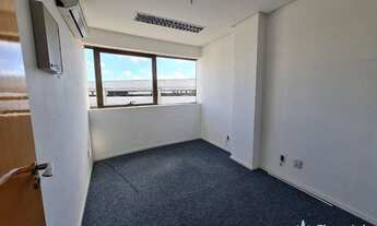 Imagem 5: Sala comercial, com 240m2, 7 salas, 6 vagas de garagem, 4 sanitários, Cozinha, recepção