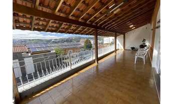 Imagem 5: Casa com 4 dormitórios sendo 01 suite e quintal no centro de Poços de Caldas