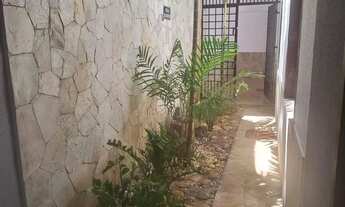 Imagem 3: Duplex em rua pública. Móveis projetados, três suítes e 193m²