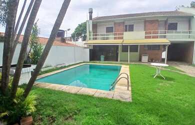 Imagem: Casa com piscina e patio ampla no bairro