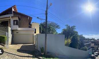 Imagem: Casa com terreno amplo e uma linda vista