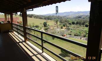 Imagem 2: Casa com 442m2 a/c, 1.000m2 de terreno, 4 dorms., dentro de condominio fechado em Extrema