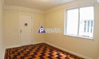 Imagem 5: Leblon! Sala 3 quartos repleto de armários, junto ao Metrô Antero de Quental