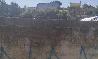 Imagem 2: Terreno com medida 6 x 35 caído para os fundos