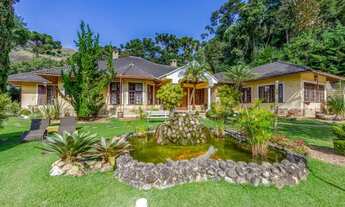 Imagem: Cód. 739 - Casa de alto padrão com arquitetura