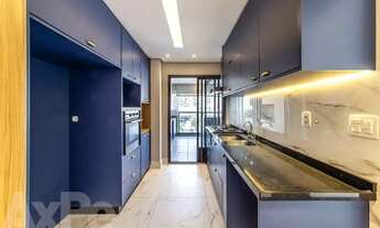 Imagem 7: Apartamento com planta ampla, reforma atual e lazer completo em localização vibrante, em P