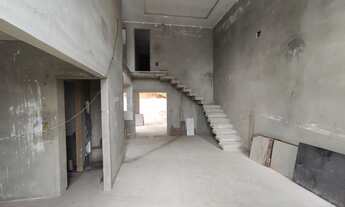 Imagem 2: Excelente Casa Duplex à Venda No Condomínio Vale dos Cristais 1 - Macaé RJ