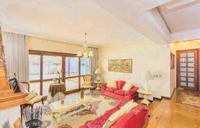 Imagem 7: Casa de 333m² com 4 dormitórios, pátio com piscina, espaço gourmet com churrasqueira e 4 v