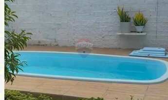 Imagem 2: Chácara Espaçosa com Piscina e Estacionamento Amplo