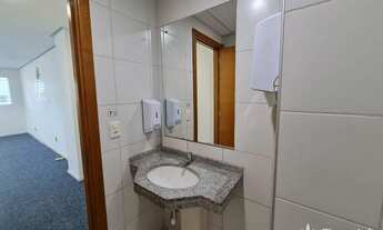 Imagem 4: Sala comercial, com 240m2, 7 salas, 6 vagas de garagem, 4 sanitários, Cozinha, recepção