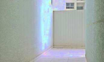 Imagem 4: Apartamento 2 quartos. Térreo com 2 área externas e garagem numerada. Prédio com praça int