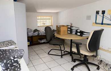 Imagem 5: Amplo imóvel, localizado no Parnamirim com 04 vagas de estacionamento , recepção, 12 salas