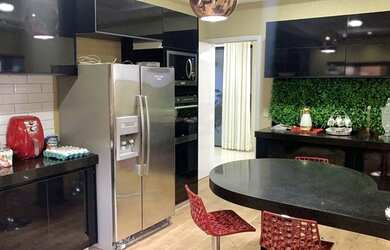 Imagem 7: Casa alto padrão!<br> Sobrado para venda possui 330 metros quadrados com 4/ sendo 4