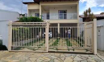 Imagem 2: Casa de condomínio para venda possui 450 metros quadrados com 5 quartos