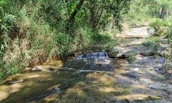 Imagem: Chácaras com água passando nos fundos