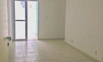 Imagem 3: Apartamento 2 quartos. Térreo com 2 área externas e garagem numerada. Prédio com praça int