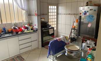 Imagem 6: Casa com quitinetes ao fundo, próximo a rodoviária