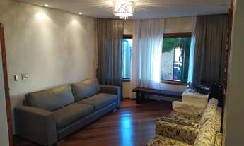 Imagem 2: Lindo sobrado em rua com guarita