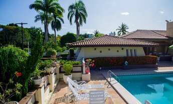 Imagem 1: Casa belíssima com piscina em terreno de 1.500m² em condomínio fechado!