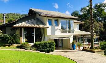 Imagem: Casa em condomínio fechado com vista parcial