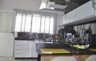 Imagem 2: Casa de condomínio térrea para venda possui 220 metros quadrados com 3 quartos