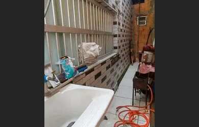 Imagem 3: Sobrado Independente de 3 Dormitórios com Ponto Comercial na Vl. Tupi, 300 Metros da Praia