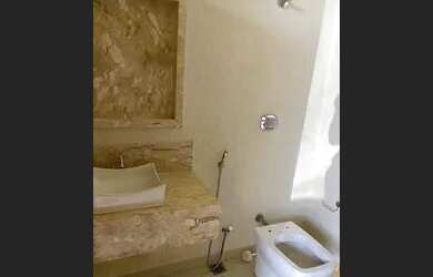 Imagem 3: Aluga se uma casa próximo a av jk , valor :2,500. Contato : Amanda * whats