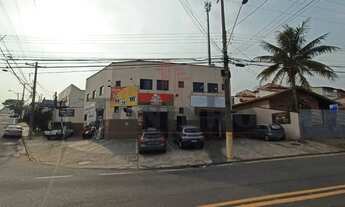 Imagem: Sala sobreloja com uma vaga de garagem