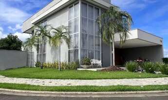 Imagem 2: Casa de Alto Padrão com Suíte Master, Jacuzzi e Energia Solar